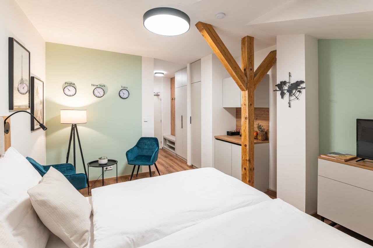 Hotel Restovna Jiloviste Екстер'єр фото