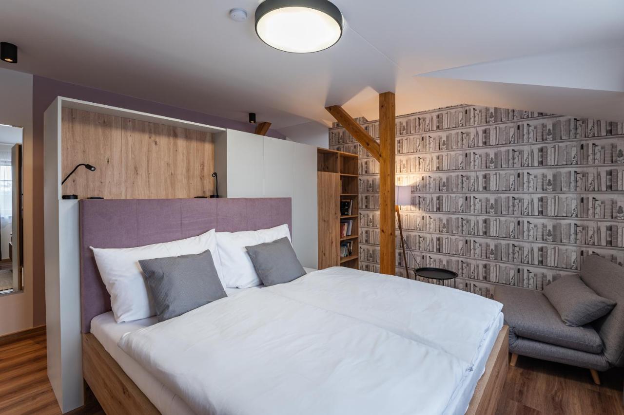 Hotel Restovna Jiloviste Екстер'єр фото