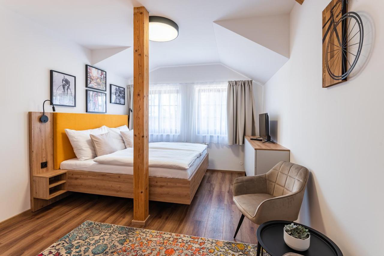 Hotel Restovna Jiloviste Екстер'єр фото