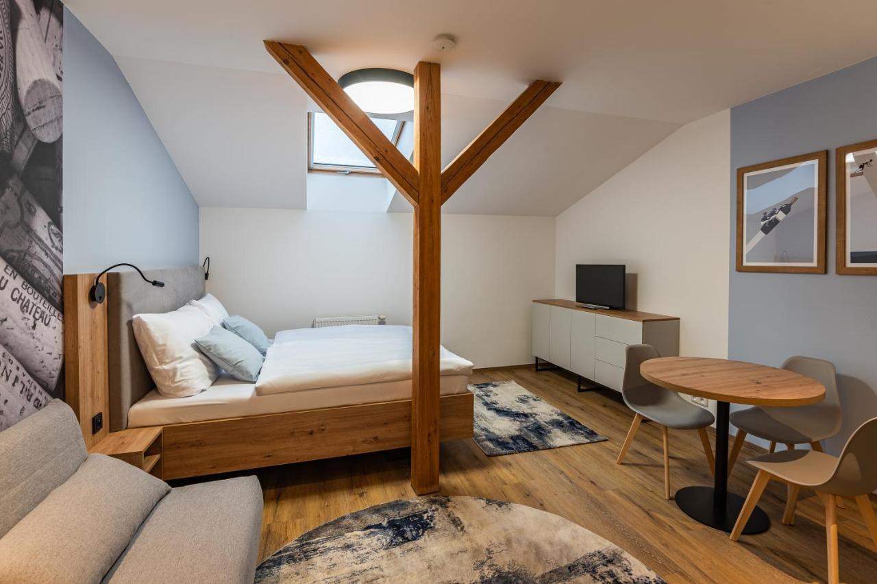 Hotel Restovna Jiloviste Екстер'єр фото