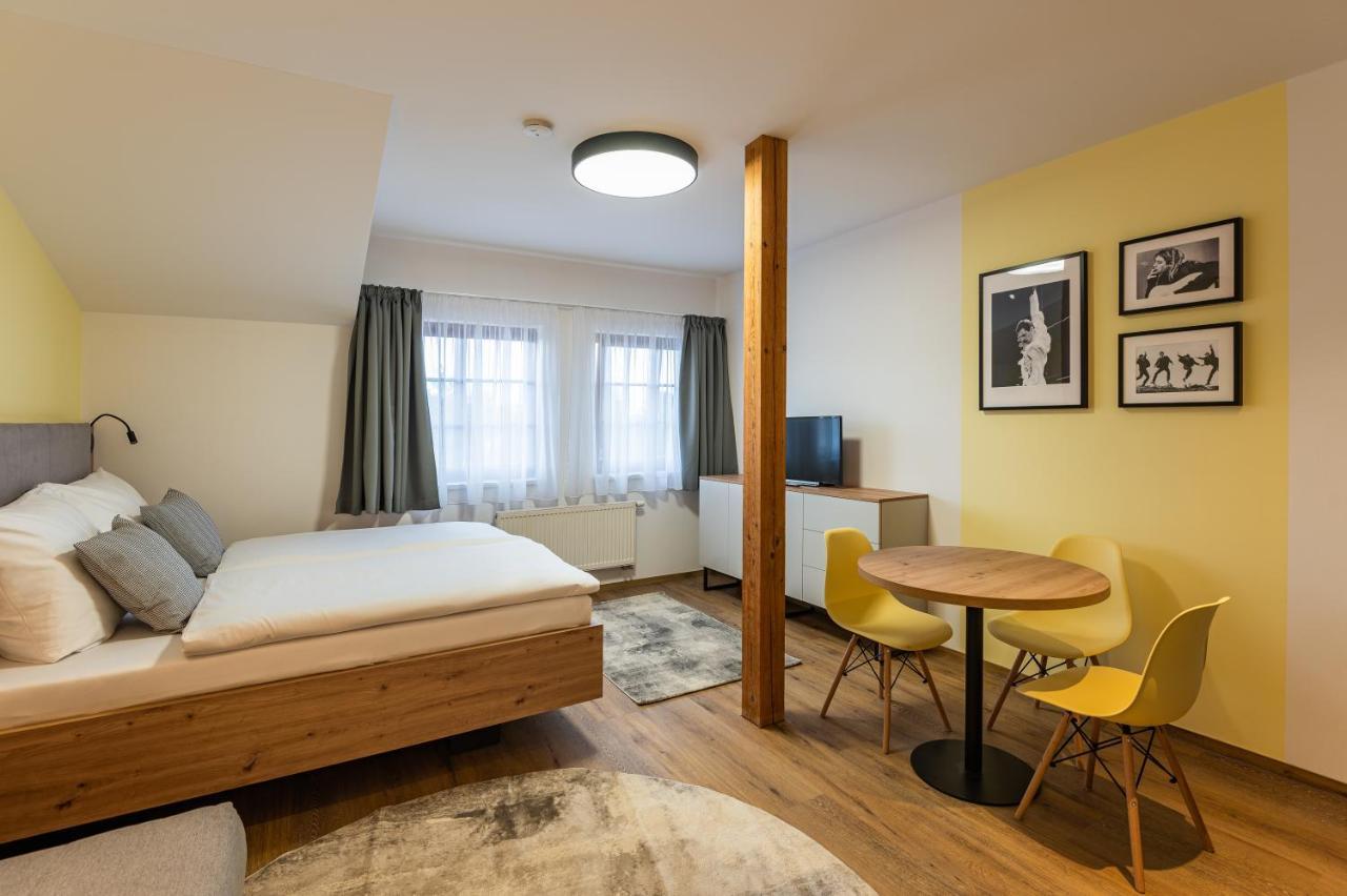 Hotel Restovna Jiloviste Екстер'єр фото