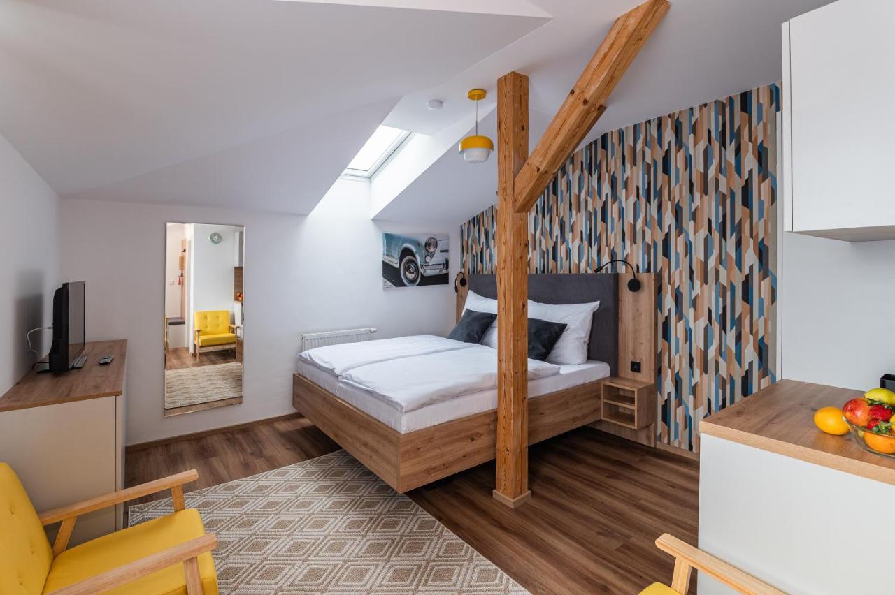 Hotel Restovna Jiloviste Екстер'єр фото